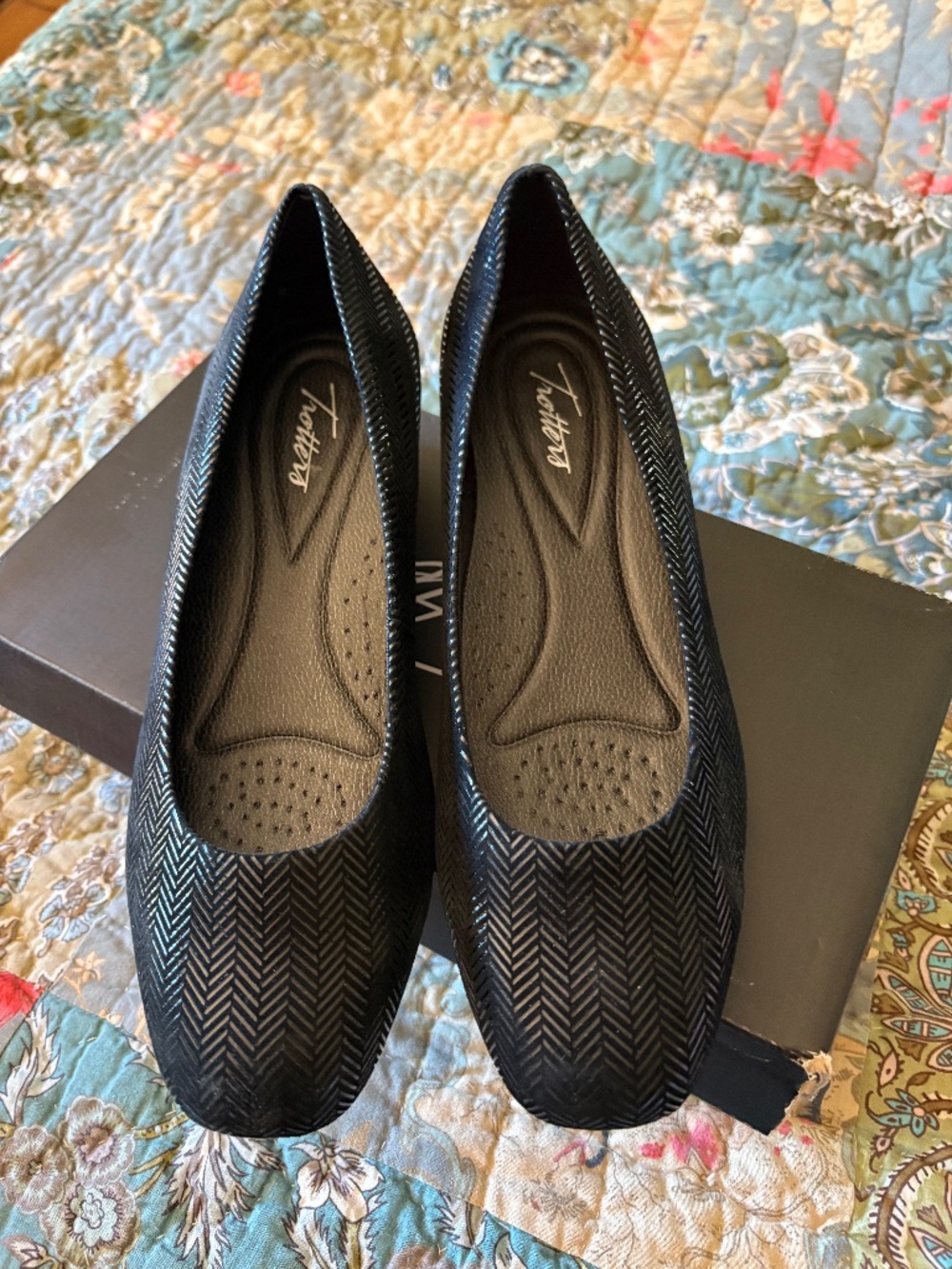 Trotter's Womens Lauren Black Suede Flats Shine Chevron Size 9.5 with Box